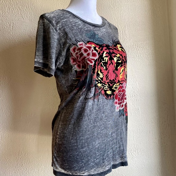 NWT Lucky Brand grey embroidered tiger floral short sleeve t-shirt Size Small - Picture 5 of 10